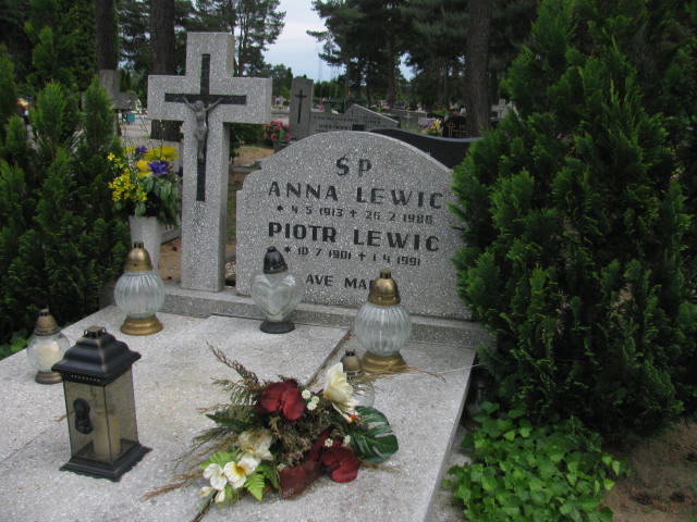 Grób Piotr Lewic